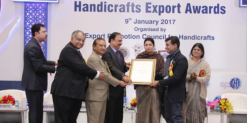 EPCH’s senior officials holding Certificate of Limca Book of Records alongside Smriti Irani, Minister of Textiles and Pushpa Subramanyam, Additional Secretary, MoT