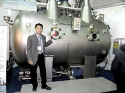 Walter Leung, Director Sales & Marketing, Fong’s, with the new Synergy 8 aerodynamic high-temperature piece-dyeing machine