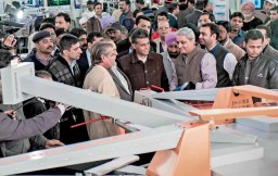 Hanish Mehta (3rd from right), GM – Grafica, explaining the features of nano-prinTex to Manish Tewari (centre), Union Minister of State for Information & Broadcasting while Ankur Gupta (2nd from right) of Shori Chemicals (Grafica’s representative in Ludhiana) looks on