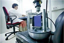 To simulate the body’s heat emission, an aluminium stamp in the shape of the human buttocks, the so-called Upholstery Tester, is pre-heated to skin temperature and pressed into the seat