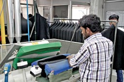 Lapel finishing machine with vertically closing head bucks and also a manual iron, avoids marks and shine on all types of fabric with electro-mechanical distance control