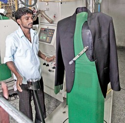The MACPI 234 is an automatic unit for shoulders, sleeves and armhole pressing with two movable and independent heads, revolving and adjustable in each direction