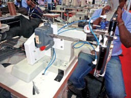 Vinco’s 100-Puller-A attachment, versatile for any feed-off-the-arm machine