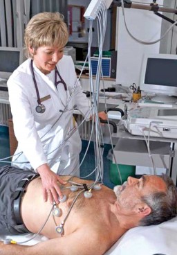 A permanently installed elecrocardigram monitoring system means that long-term monitoring can only be carried out in hospitals