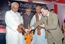 (L to R) – Bihar Chief Minister Nitish Kumar with Deputy Chief Minister Sushil Modi; Labour Minister Janardan Singh Sigriwal; and Raymond CMD Gautam Singhania inaugurating India’s first Raymond Tailoring Centre in Patna