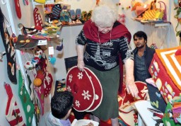A large number of overseas buyers who came from diverse countries took keen interest in the various handicraft products displayed at IHGF