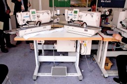 With the CBH-1790-Y22-II one worker can operate two machines together and in one operation three buttonholes are created on each machine