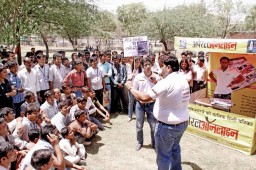 Members of Team Apparel Online enacting the Nukkadh Natak, making workers aware of the need for professional growth