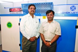 Navin Chhachhi, Regional Manager, Prasha Technologies with Manjit Kumar, Officer-Engines, Ashok Leyland 