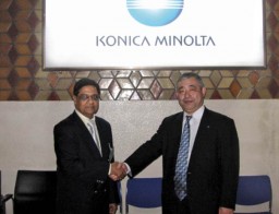 (L-R) Vikram Bhatia, MD, Apsom Technologies and Akiyoshi Ohno, President, Konica Minolta IJ Tech 