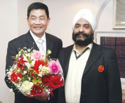 Hu si qiu, Vice-Mayor of Taizhou Municipal People’s Government, Zhejiang Province, being felicitated by H.S. Passricha, MD, Nav-Yug. Hu si qiu is seen signing the anti-piracy book below