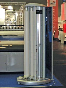 Claudio Roberto Grando in front of the new Neocut cutting machine of Audaces. The Audaces Tower Jet vertical plotter (right) was one of the nominees for IMB Innovation Award