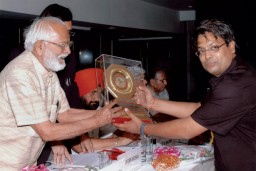 Anjani Agarwal (R), MD, Anunay Fab receiving the award for outstanding performance in exports 