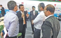 Shamim Masudul Haque, Asst. General Manager – Apparel Division, Aamra Resources (centre) in discussion with Aruna Muthumuni, CEO, SQ Group (2nd from right)