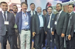 Tadanori Ueno, General Manager – Bangladesh Liaison, Shima Seiki (2nd from left) with Badsha Mia, Owner of Badsha Group (Pioneer Knitwear) (3rd from left)