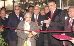 CM Sheila Dikshit inaugurates the 40th IIGF at Pragati Maidan on 22nd January. Top AEPC officials cheer on