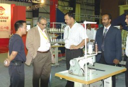 Jagadish Hinduja (second from left) visits FDM stall