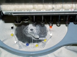 Embroidered reinforcement of an artificial cornea