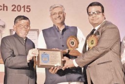 Ashish Agarwal, Director of the Balaji Overseas, is honoured by Santosh Gangwar, Minister of Textile (I/C)