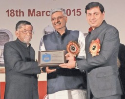 Anupam Mani Sadh, Proprietor, Mani Fashions & Accessories, Noida receiving the award