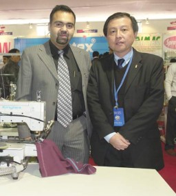Samtech’s Sameer Kukreja and David Chin, Kingtex with the high speed cylinder bed interlock machine