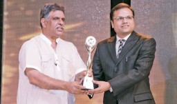 Akshaya Goyal (R) receiving the award from Gajendra Singh khimsar, Minister of Industries, Rajasthan