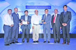 The team from Birla Cellulose receiving the ‘Challengers Award – Large Business’ in the 2015 Green Manufacturing Excellence Awards categor