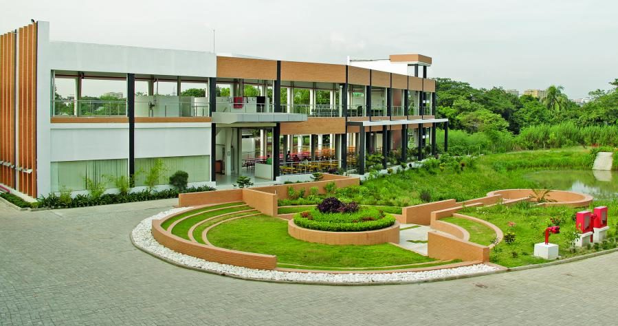 Hardscape with light-coloured paving blocks to reduce heat island effect 