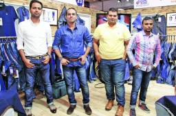 Muhammad Ahsan Zia, Senior Manager-Marketing, Siddiqsons Limited (extreme left) with the team of Siddiqsons