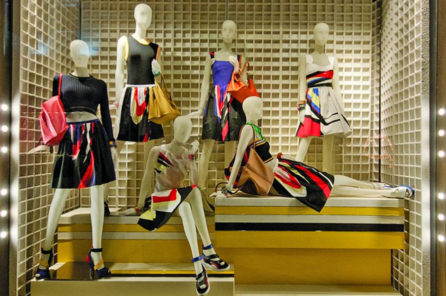 Vitrine market. Бутик Лондон Prada. Модные витрины. Витрина магазина женской одежды. Манекены в витрине.