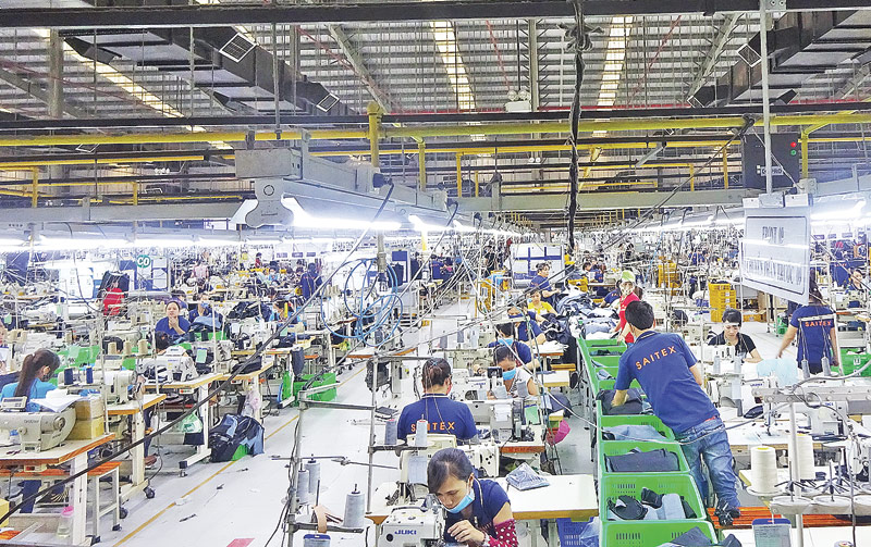 Apart from serving as material transport systems, the colourful baskets on the sewing floor also serve as a visual indicator of WIP. Each basket can accommodate only 10 pieces and there can only be 40 such baskets in one line at a given time