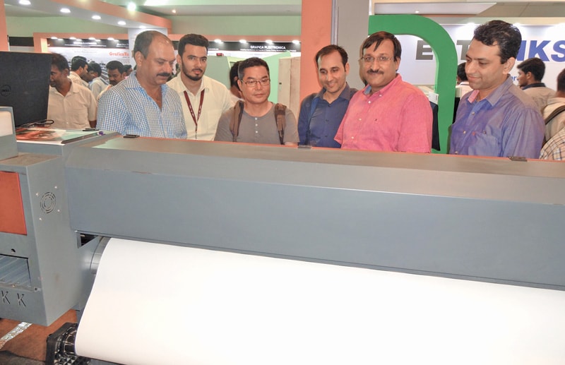 Zilli Zhao of Yiwu Wenli Import & Export Co., China (third from left); and Gurjeet Nayyer, Wenli International Trading, India (extreme right) discussing about their machines